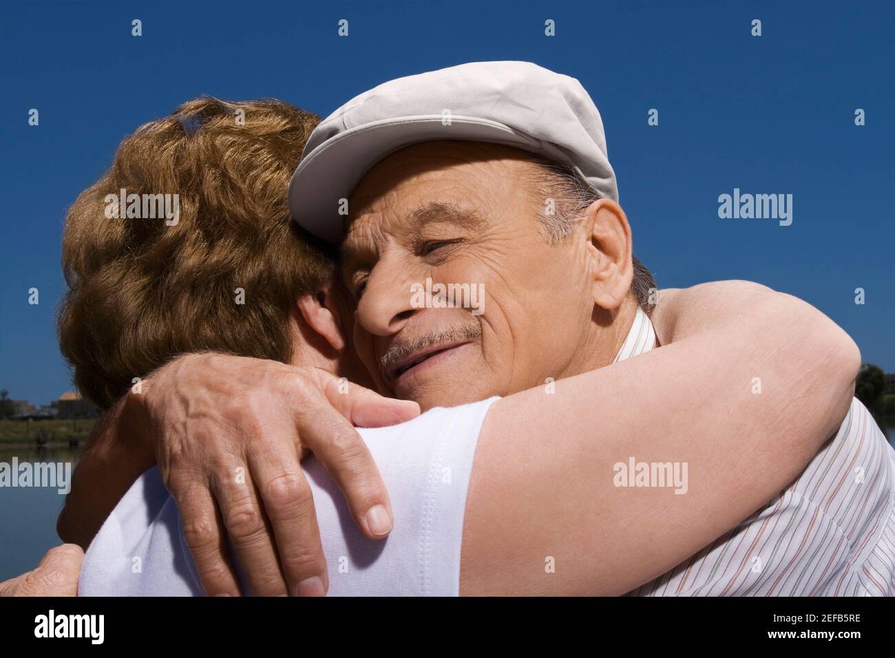 Nahaufnahme eines älteren Paares, das sich umarmt Stockfoto