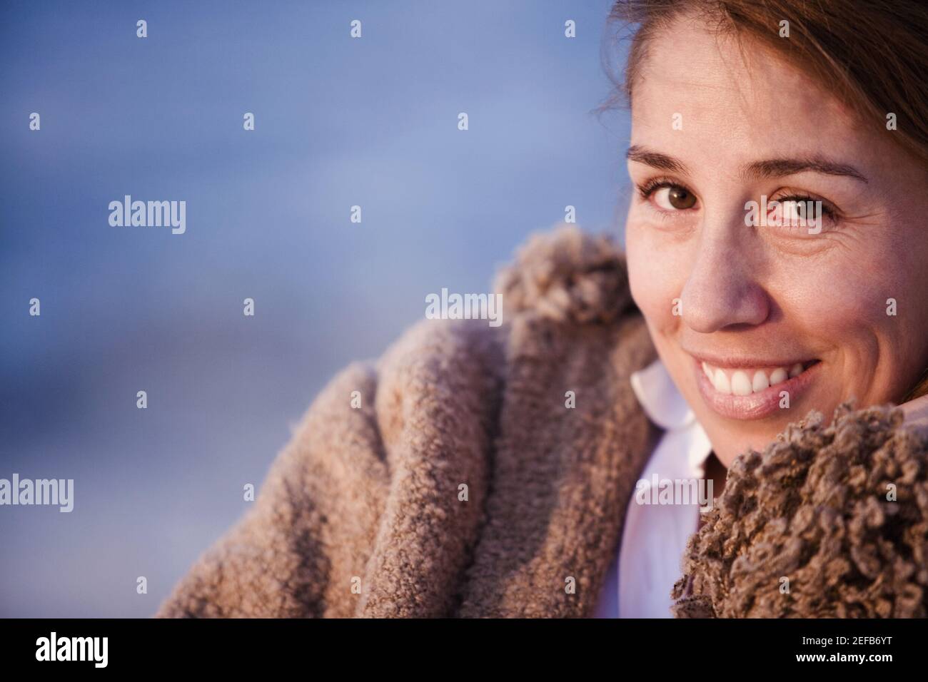 Porträt einer Mitte erwachsenen Frau lächelnd Stockfoto