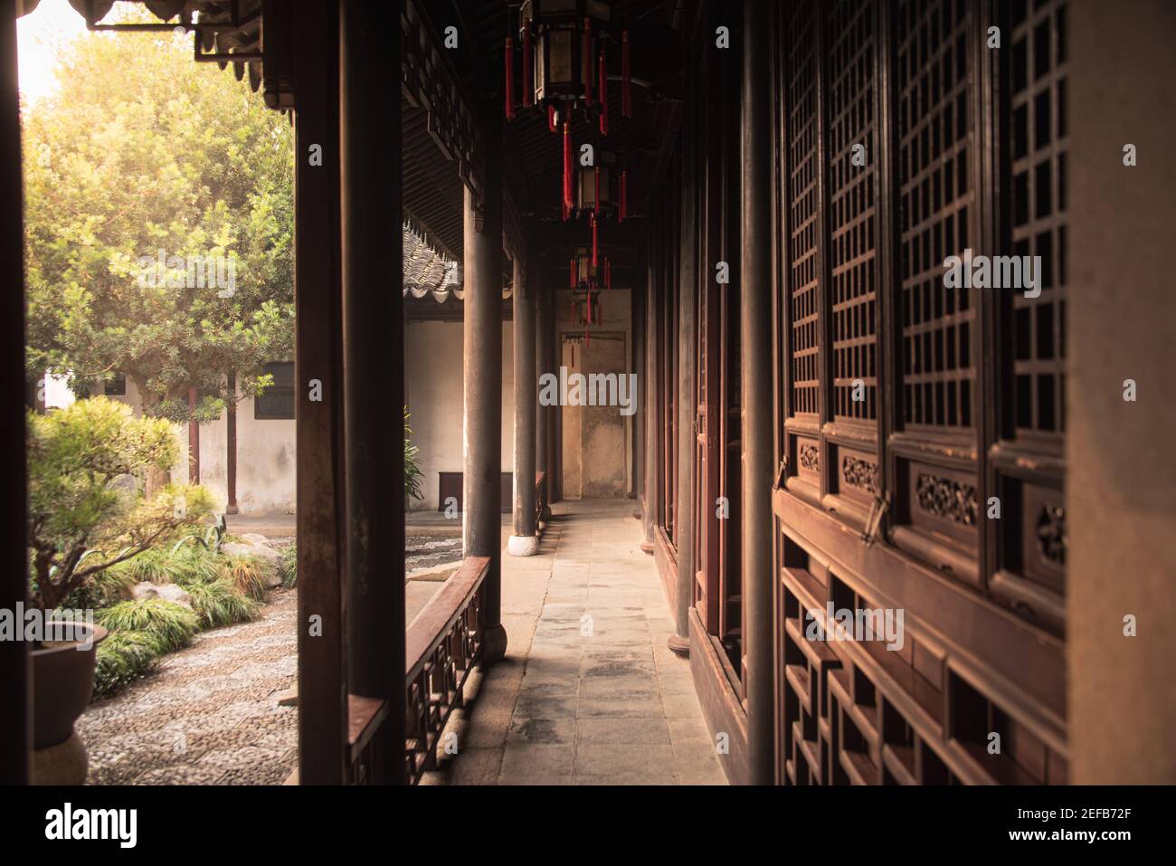 Der alte Durchgang im traditionellen chinesischen Garten am Nachmittag in Suzhou, Jiangsu, China. Stockfoto
