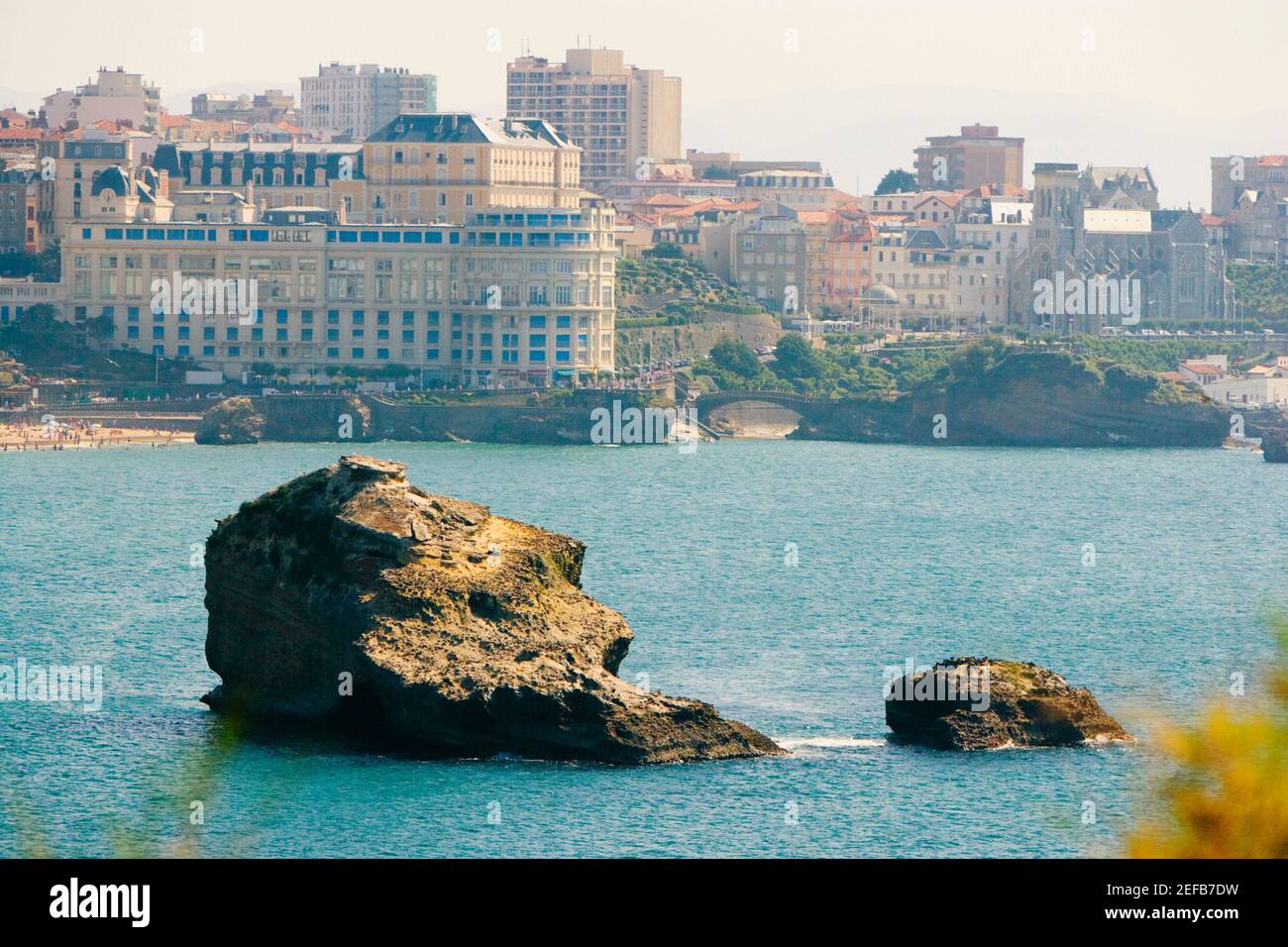 Felsen im Meer, le Bellevue, Grande Plage, Biarritz, Frankreich Stockfoto