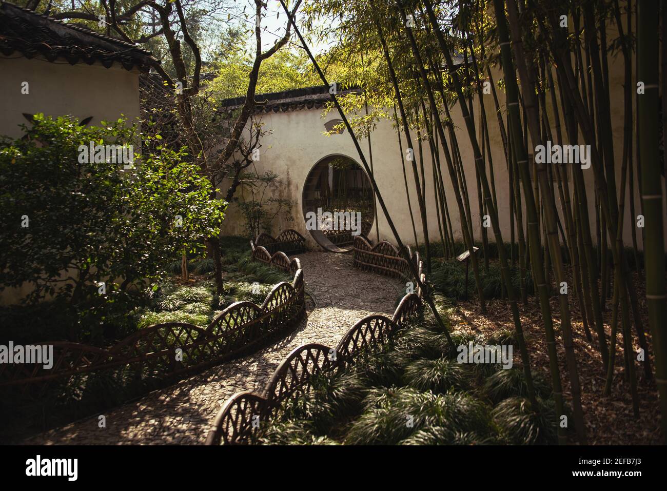 Der Eingang des Canglang Pavillons (Cang lang Tíng), erbaut am 1045, ist ein klassischer Garten und ein berühmtes Wahrzeichen in Suzhou, Jiangsu, China. Stockfoto