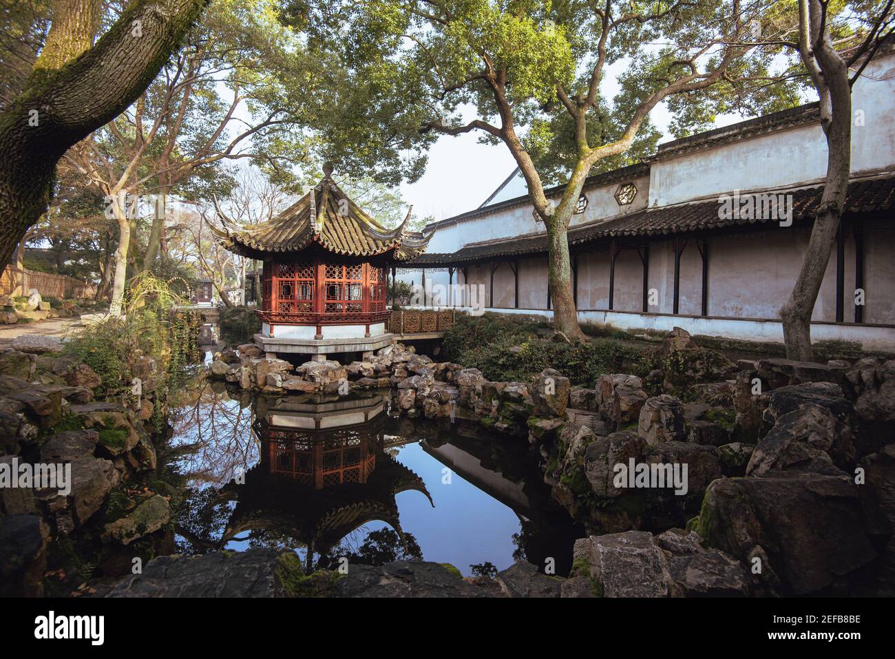 Der Pavillon im bescheidenen Administrator-Garten (Zhuozheng Garten) In einem Nebel am frühen Morgen.Zhuozheng Garten ein klassischer Garten, ein UNESCO Weltkulturerbe Stockfoto