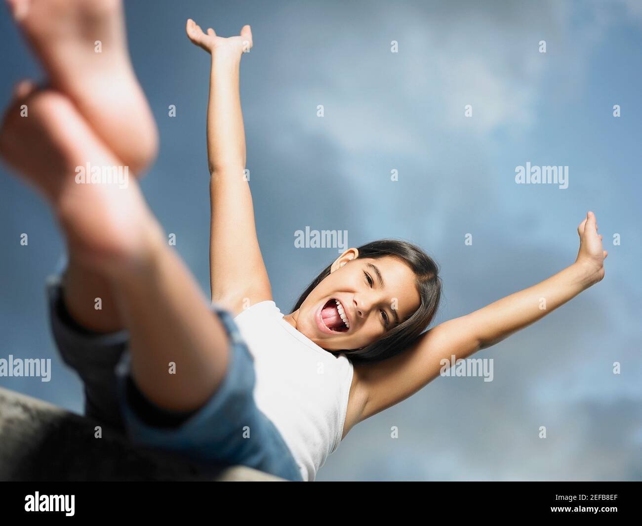 Low-Angle-Ansicht eines Mädchens, das mit ihrem Arm schreit Erhöht Stockfoto