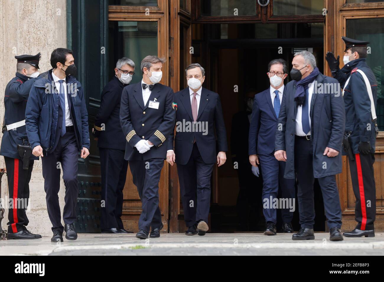 Rom, Italien. Februar 2021, 17th. Rom, Den 17. Februar 2021. Senat. Der Tag des Vertrauens. Auf dem Foto verlässt Mario Draghi die Abgeordnetenkammer (Rom, 2021-02-17, Vincenzo Livieri) (das Foto kann in Übereinstimmung mit dem Kontext verwendet werden, in dem es aufgenommen wurde, und ohne die diffamierende Absicht des Dekorums der vertretenen Menschen) nur redaktionelle Verwendung Kredit: Unabhängige Fotoagentur/Alamy Live News Stockfoto