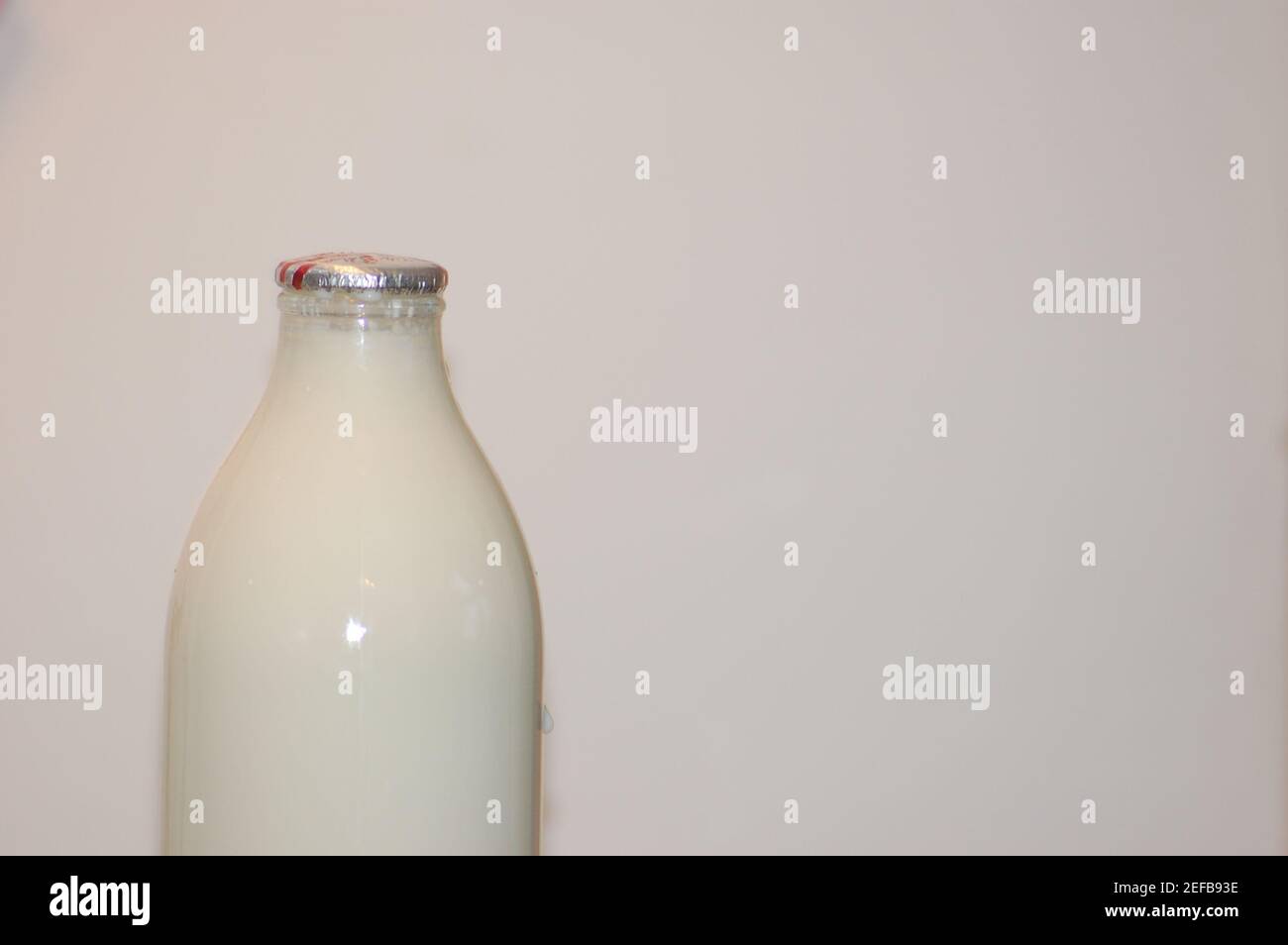 Milchflasche aus Glas vor weißem Hintergrund. Stockfoto Milchflasche aus Glas vor weißem Hintergrund. Stockfoto