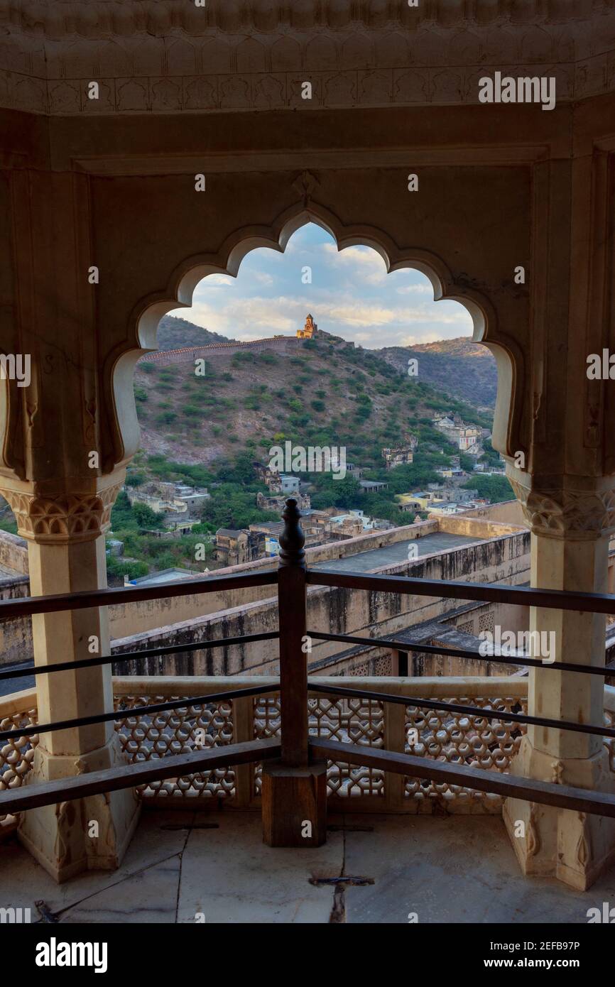 Blick vom Balkon des berühmten Bernstein Fort mit Blick auf Pink City im Bundesstaat Rajasthan, indien. Stockfoto