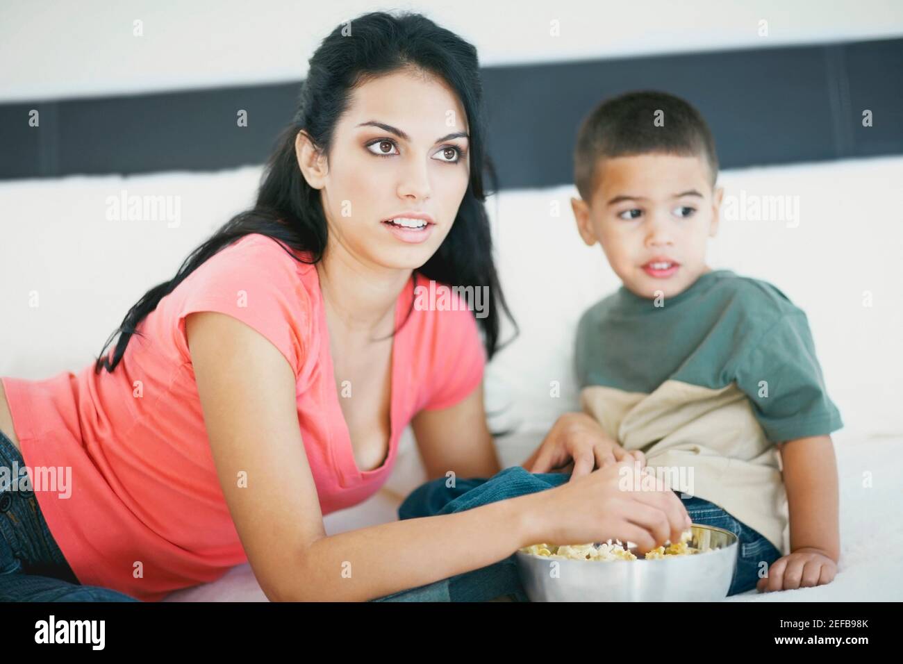 Nahaufnahme einer jungen Frau, die ihrem Sohn Popcorn füttert Stockfoto