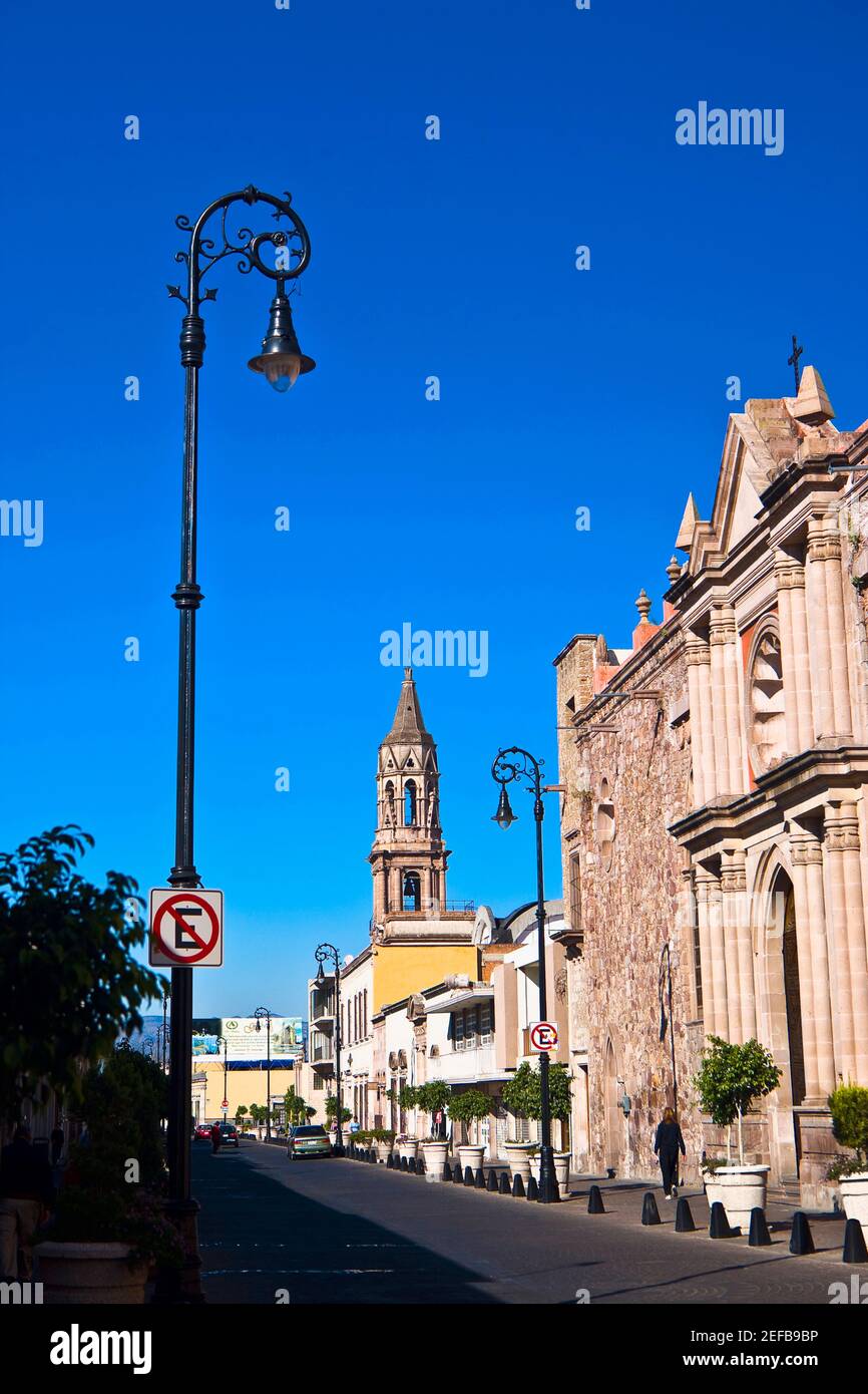 Gebäude entlang einer Straße, Venustiano Carranza Straße, Aguascalientes, Mexiko Stockfoto