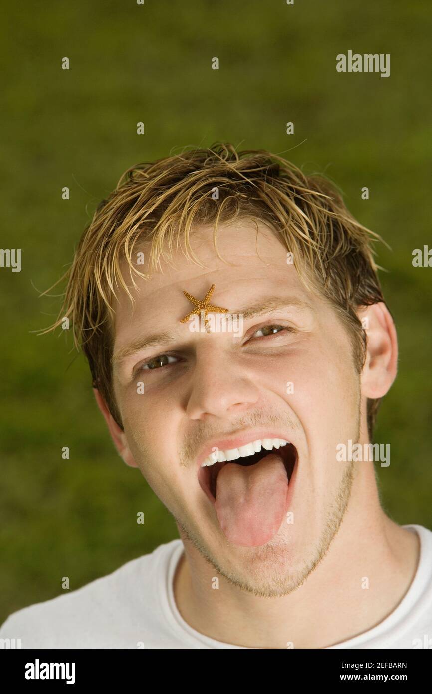 Porträt eines jungen Mannes mit einem Seestern auf seinem Stirn Stockfoto