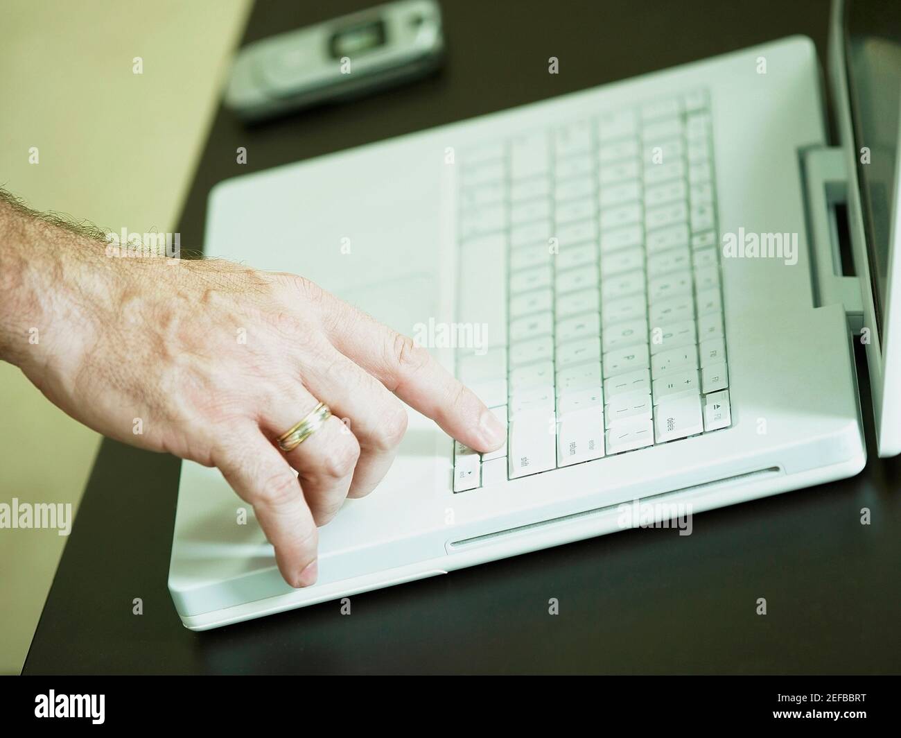 Nahaufnahme eines manŽs Fingers auf einem Laptop Stockfoto
