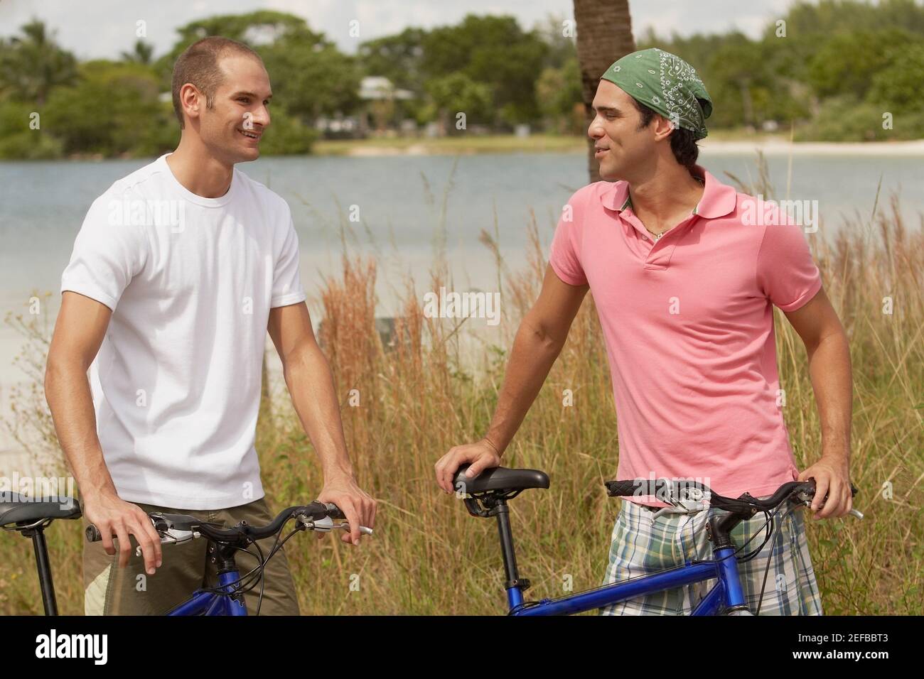 Zwei junge Männer stehen mit Fahrrädern Stockfoto