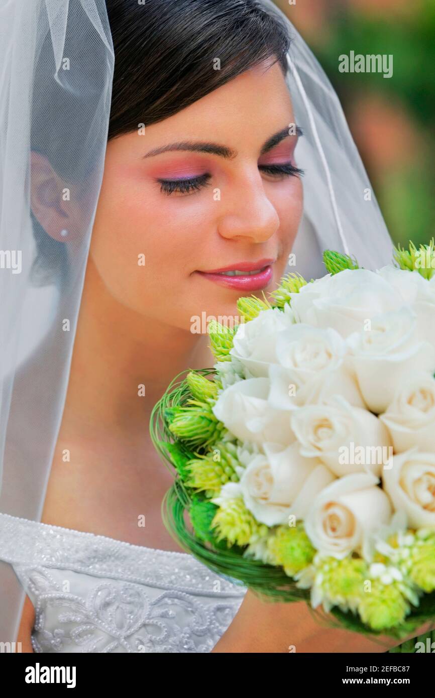 Nahaufnahme einer Braut einen Strauß Blumen riechen Stockfoto