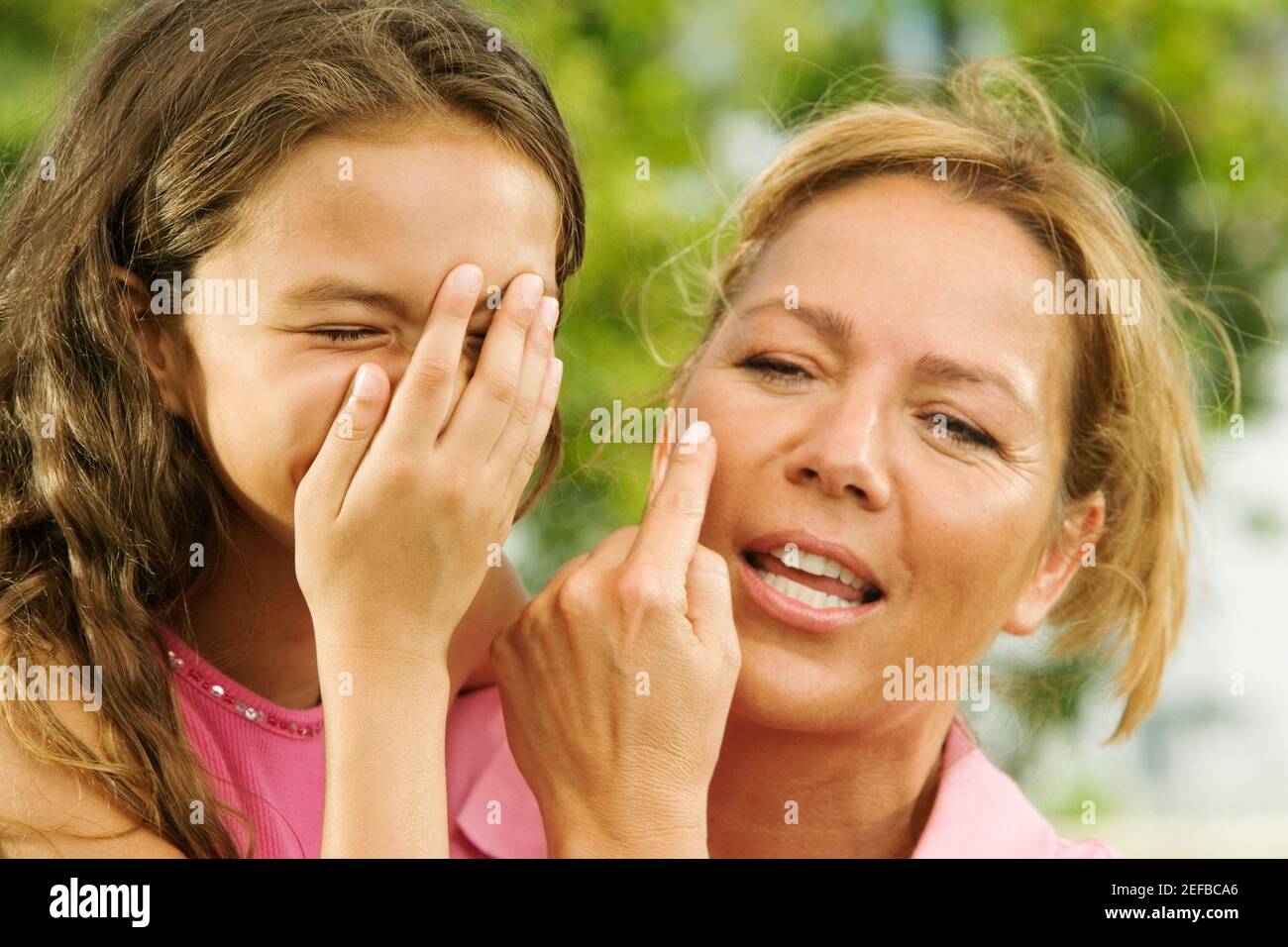 Nahaufnahme einer Mutter, die zu ihrer Tochter stickt Stockfoto