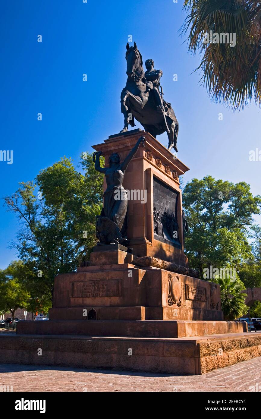 Low Angle View ein Denkmal, das Denkmal von Jose Maria Morelos und Pabon, Plaza Hidalgo, Morelia, Michoacán, Mexiko Stockfoto