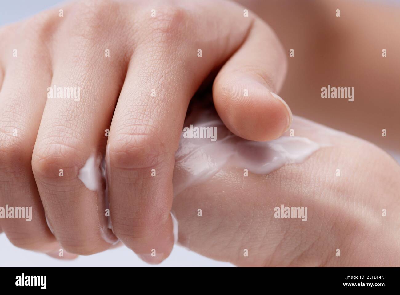 Nahaufnahme einer womanÅ½s Hand Anwendung Feuchtigkeitscreme Stockfoto