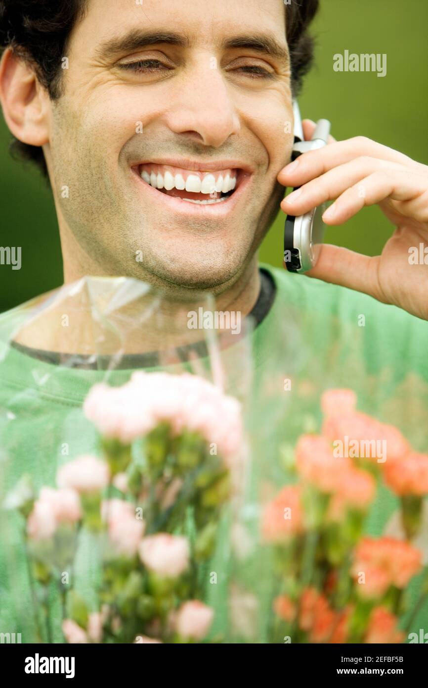 Nahaufnahme eines Mitte erwachsenen Mannes telefonieren mit einem Handy Stockfoto