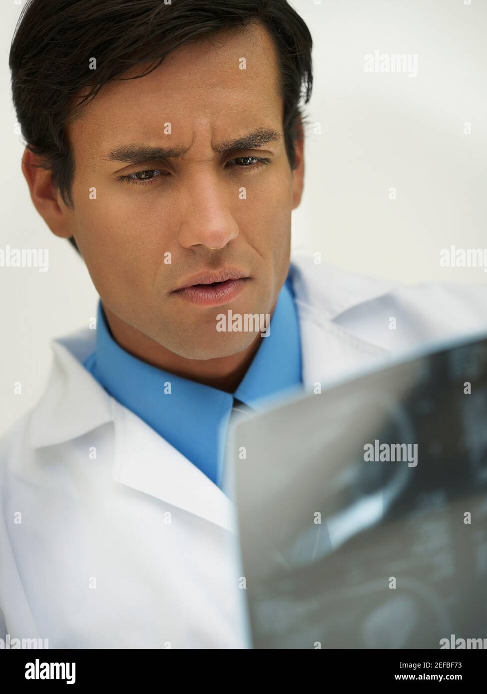 Nahaufnahme eines männlichen Arztes beim Betrachten eines Röntgenberichts Stockfoto