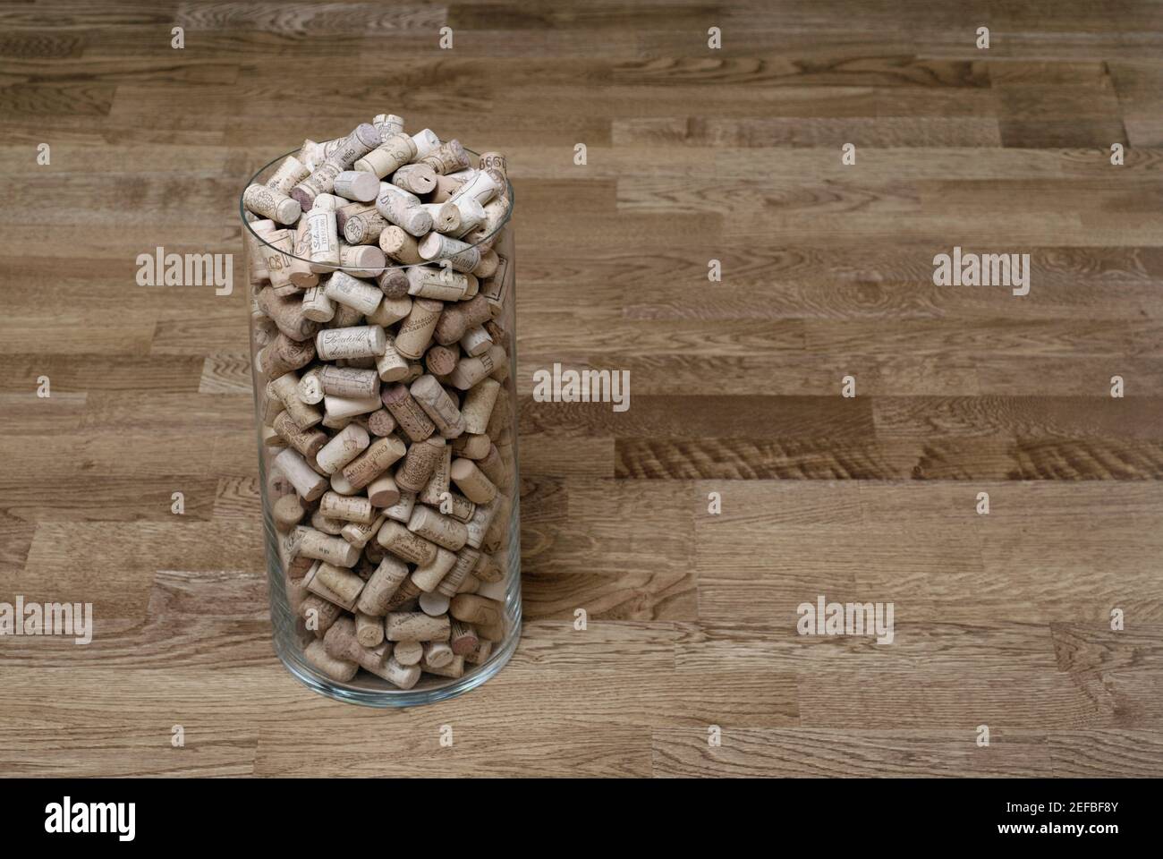 Nahaufnahme von Weinkorken in einem Glas Stockfoto
