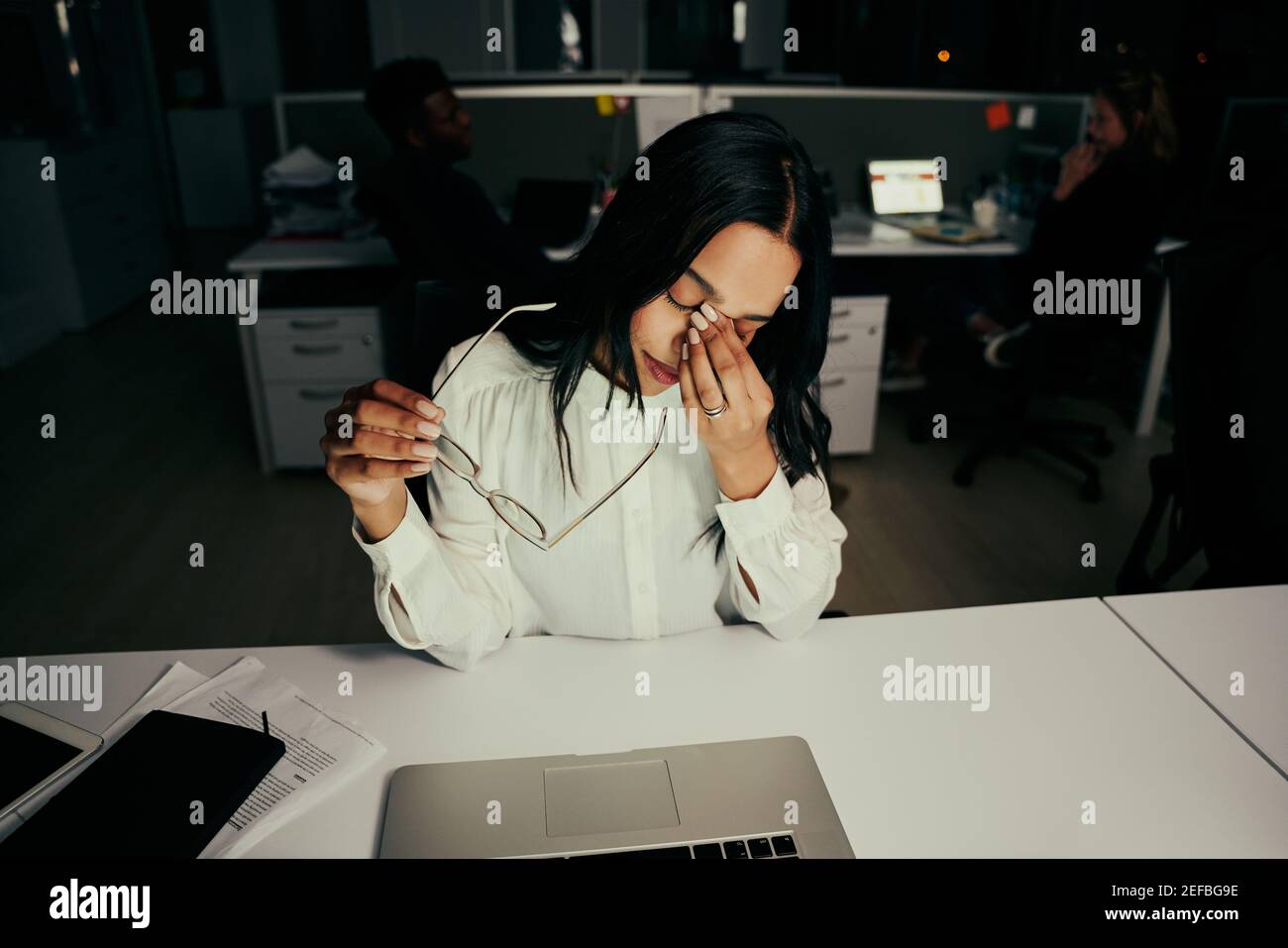 Gestresst überarbeiteten jungen Geschäftsfrau Ausziehen Brille müde vom Computer Arbeit Kopfschmerzen im Büro Stockfoto