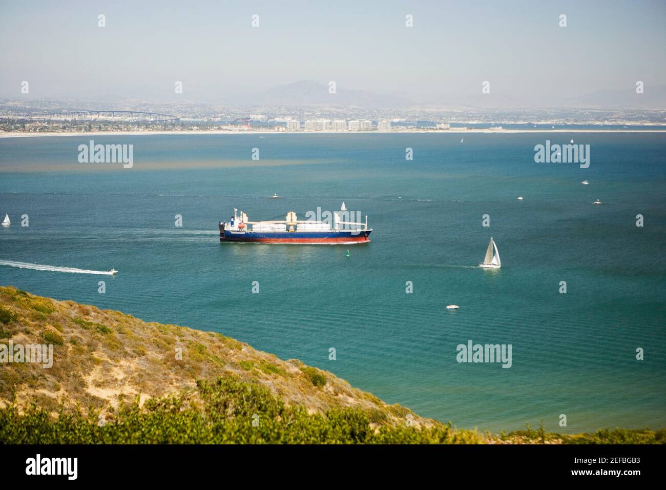 Hochwinkelansicht eines Segelschiffs, San Diego Bay, Kalifornien, USA Stockfoto