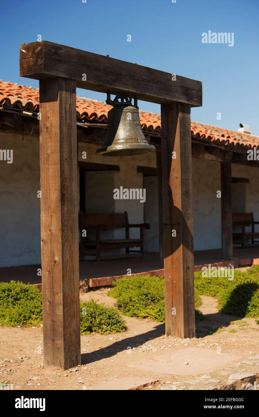 Glocke hängt vor einem Haus Stockfoto