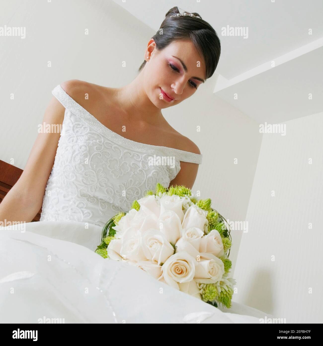 Low-Winkel-Ansicht einer Braut Blick auf einen Strauß Von Blumen Stockfoto