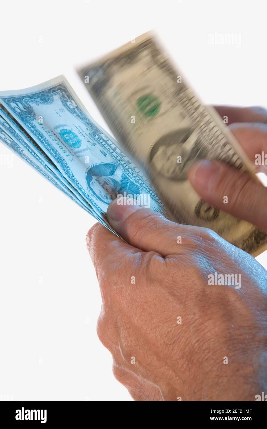 Nahaufnahme eines personŽs-Hands mit zwei Dollarscheinen Stockfoto