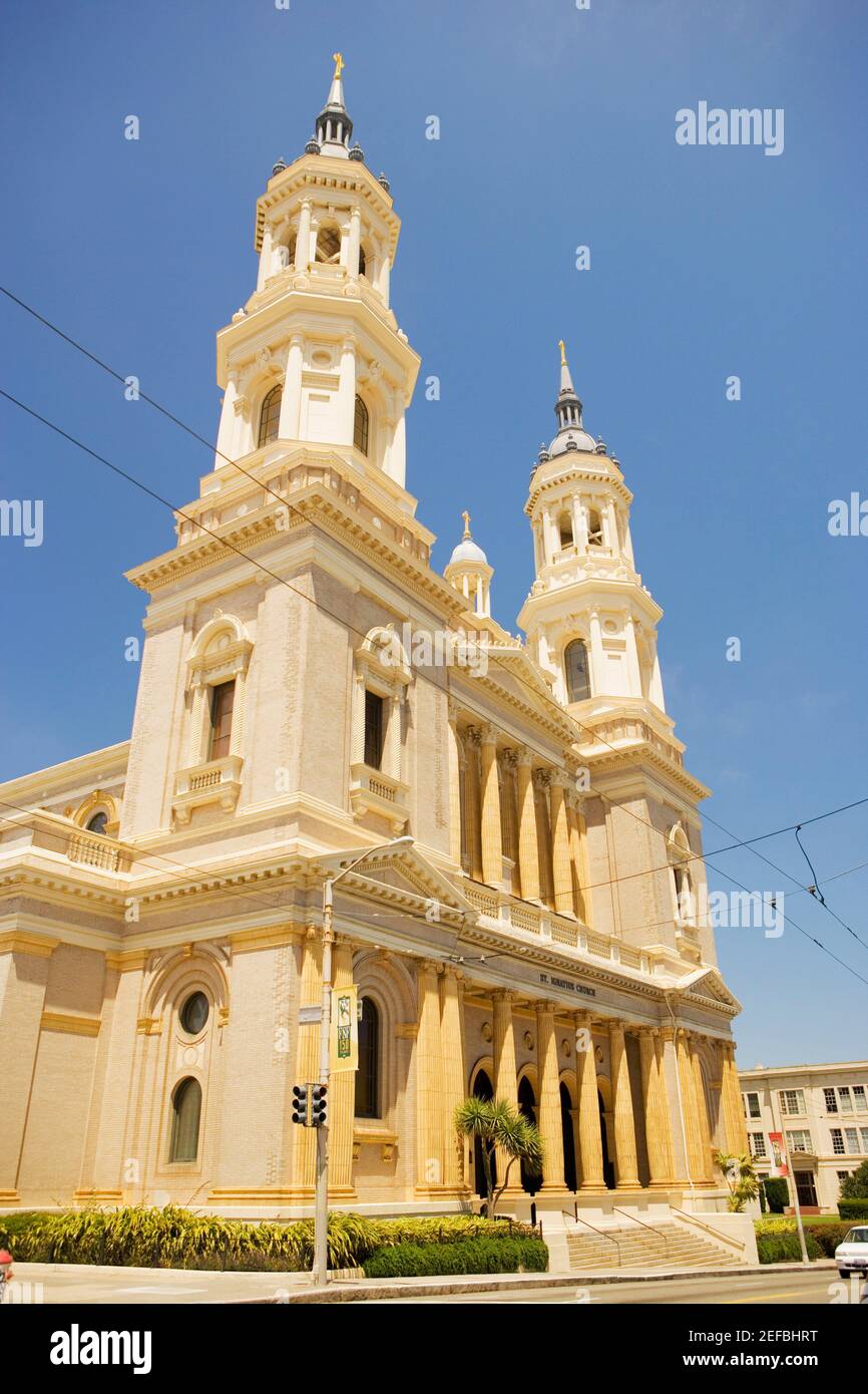 Niedrige Ansicht einer Kirche, St. Ignatius Kirche, San Francisco, Kalifornien Stockfoto