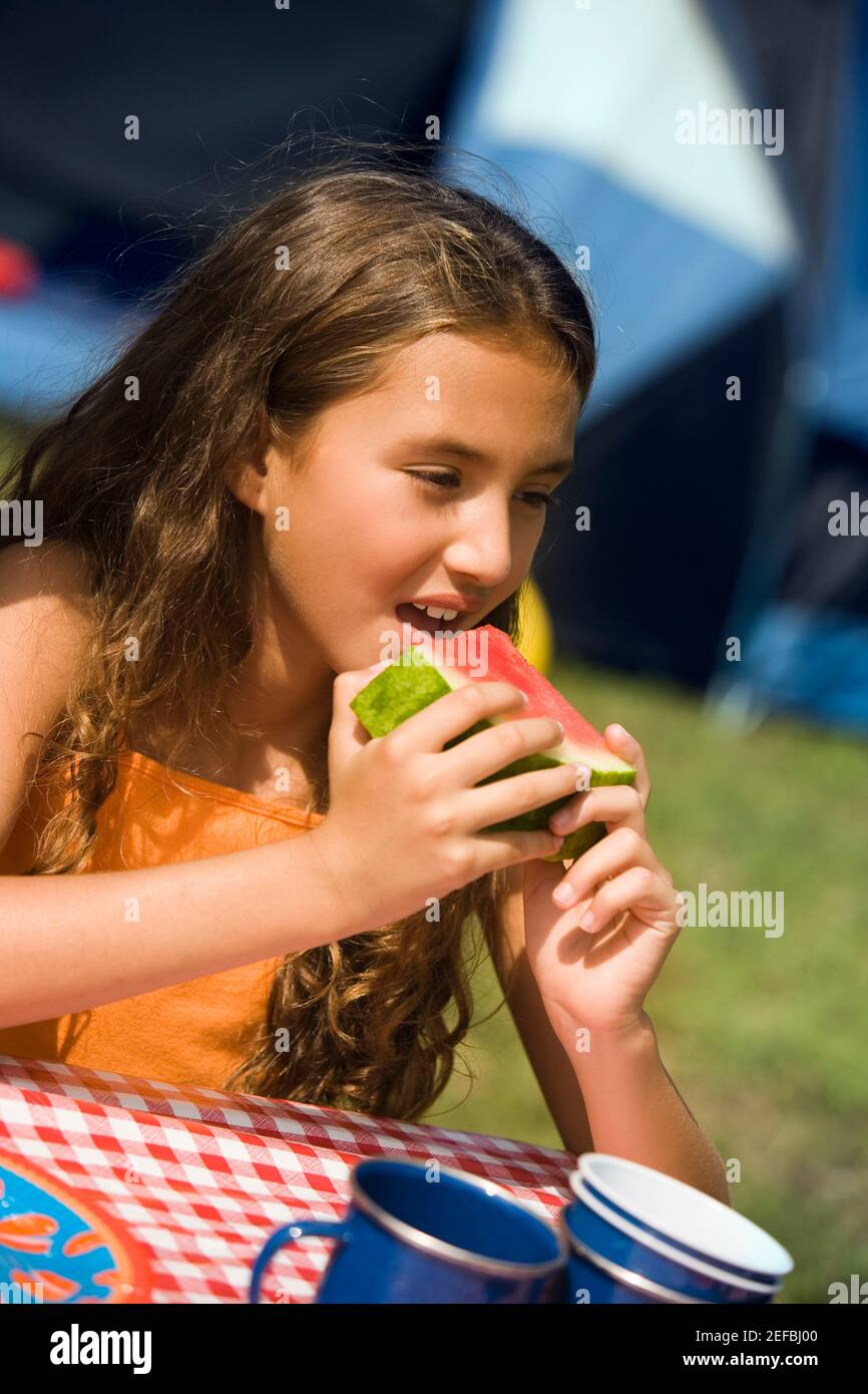 Mädchen essen eine Scheibe Wassermelone Stockfoto