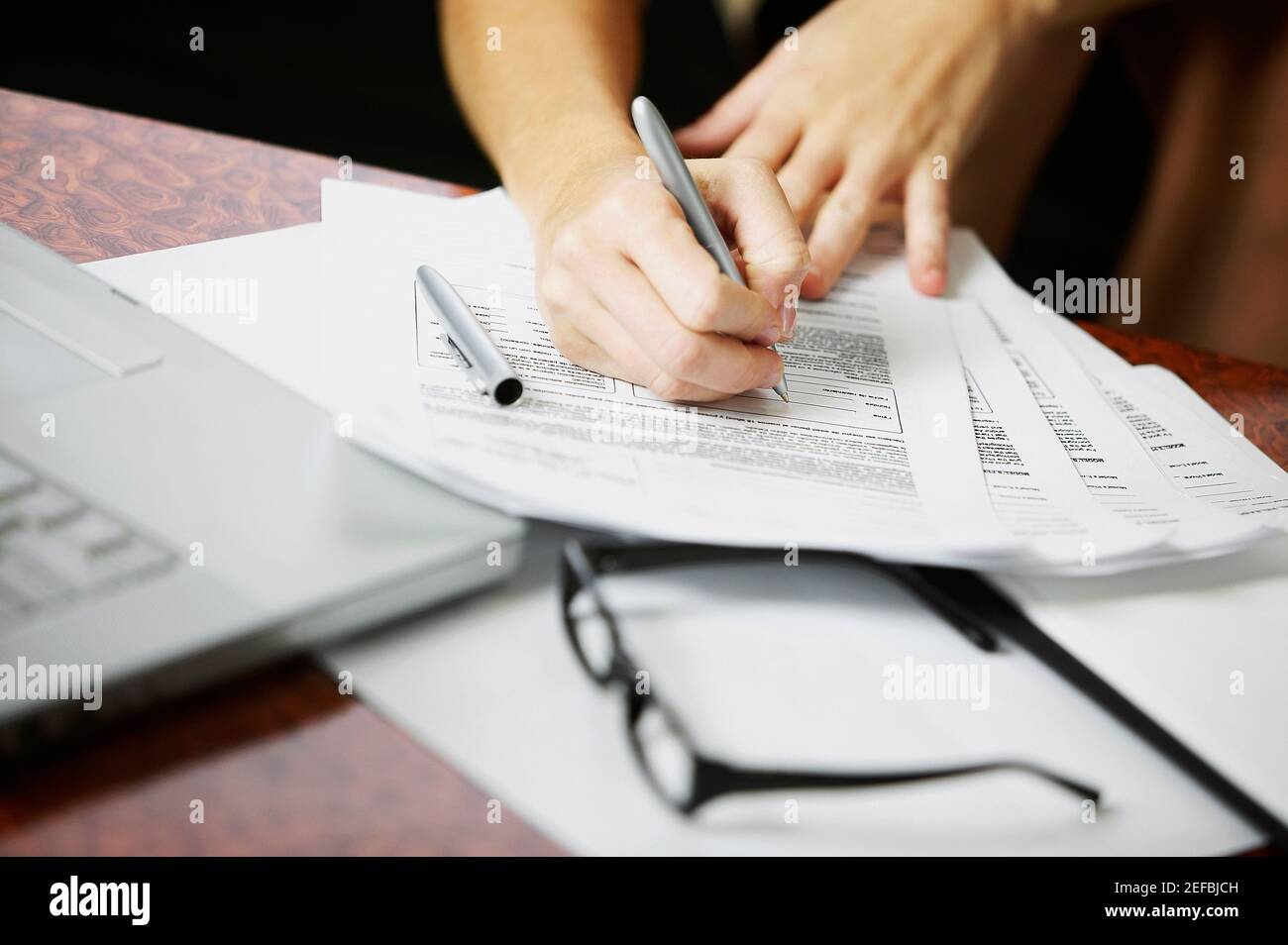 Nahaufnahme eines personŽs Handschreibens auf einem Dokument Stockfoto