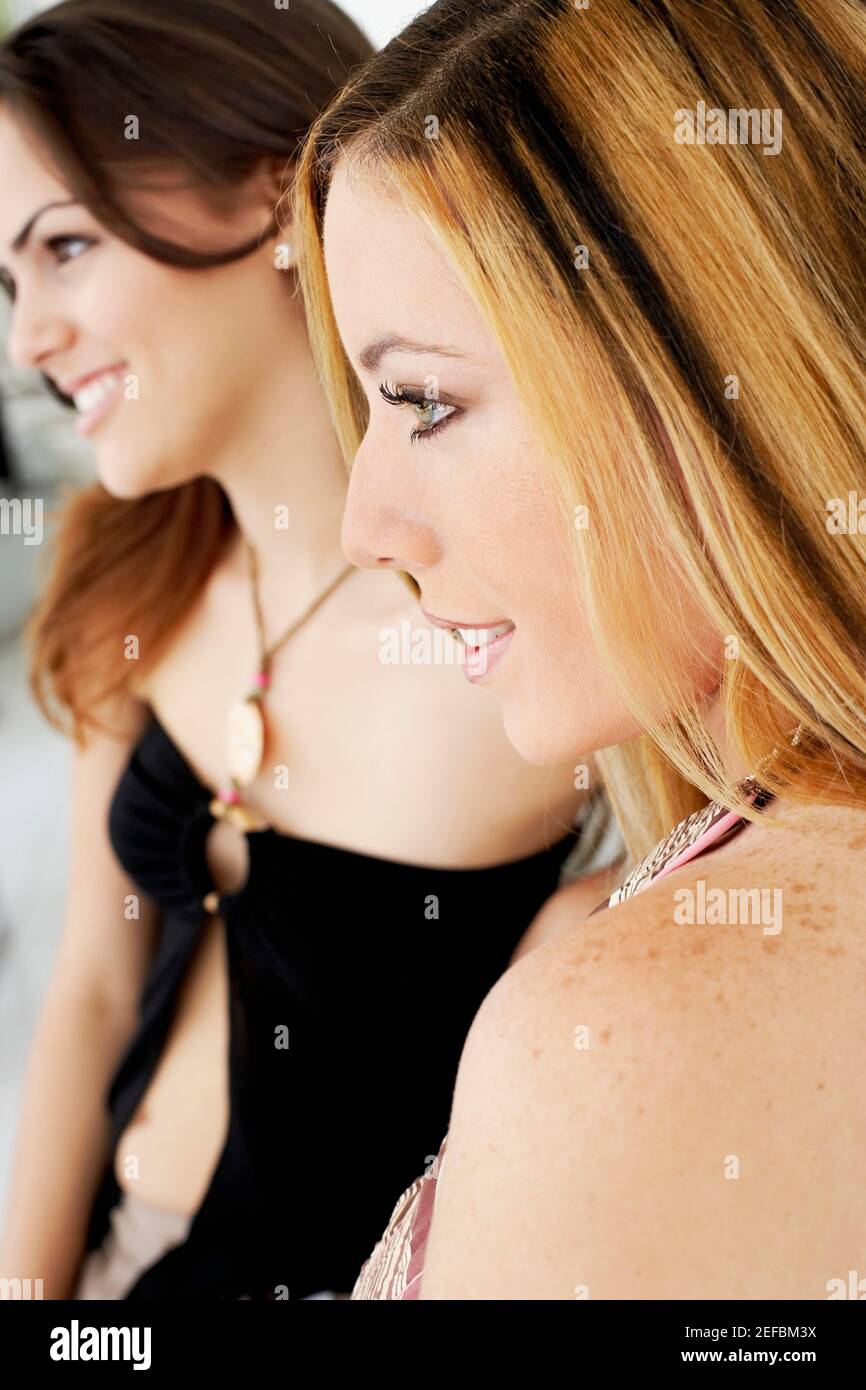 Nahaufnahme von zwei jungen Frauen Lächeln Stockfoto