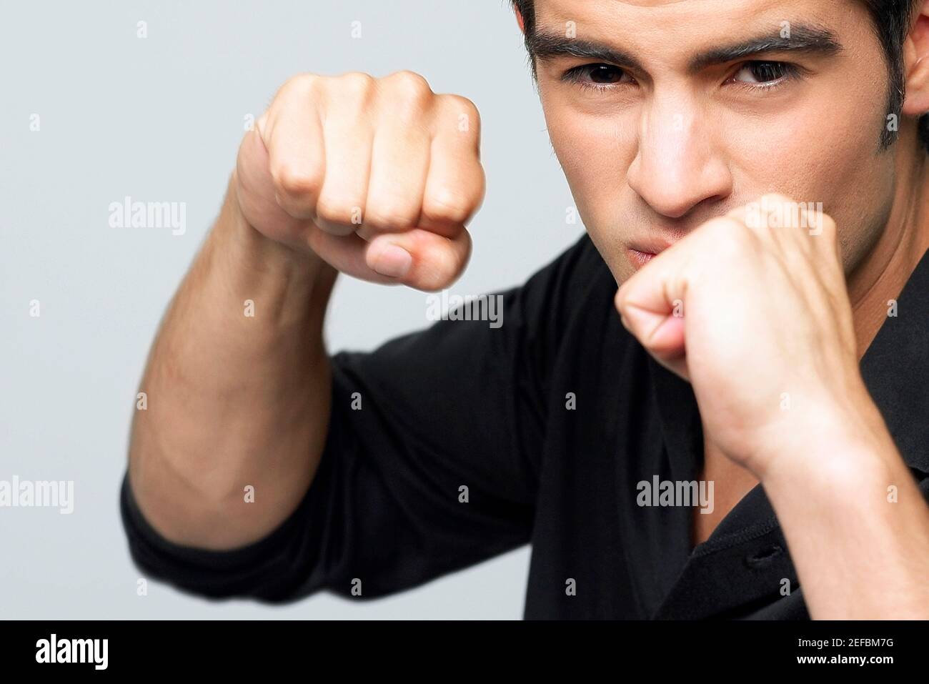 Porträt eines jungen Mannes, der eine Faust macht Stockfoto