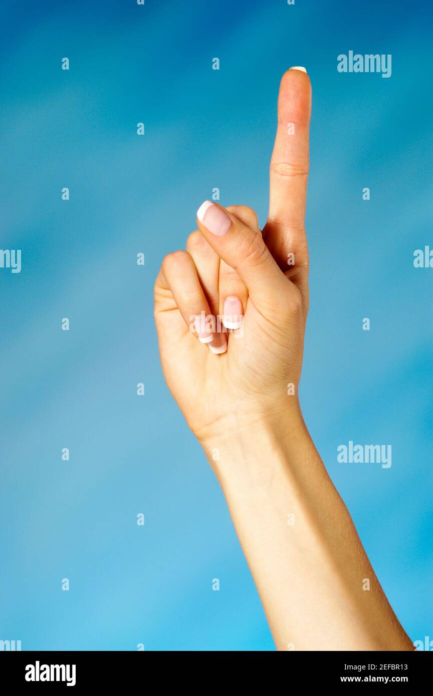 Nahaufnahme einer Frau, die einen Finger hochhält Stockfoto