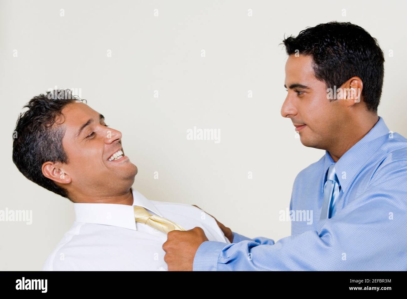 Geschäftsmann zieht seine ColleagueÅ½s Krawatte Stockfoto