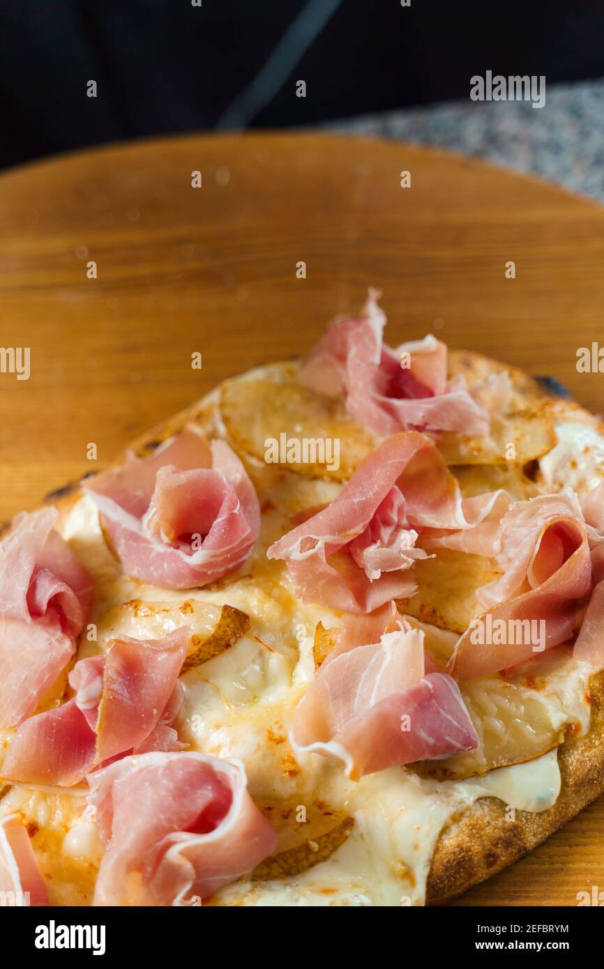 Koch Kochen pinsa romana mit Birne, Käse, Prosciutto in Lieferkarton.  Scrocchiarella Gourmet italienische Küche traditionelle Gerichte. Essen  liefern Stockfotografie - Alamy