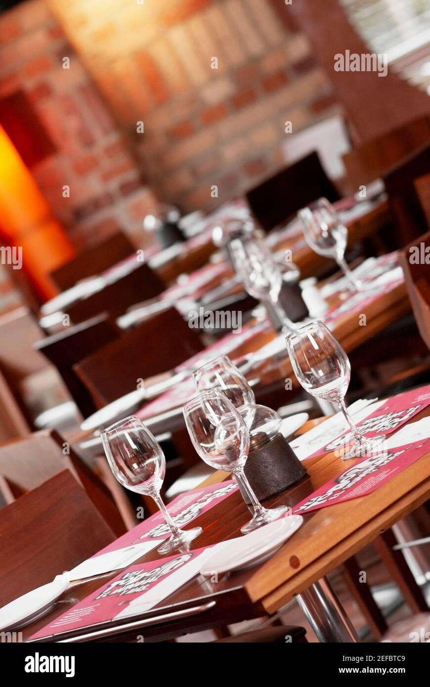 Weingläser auf einem Tisch in einem restaurant Stockfoto