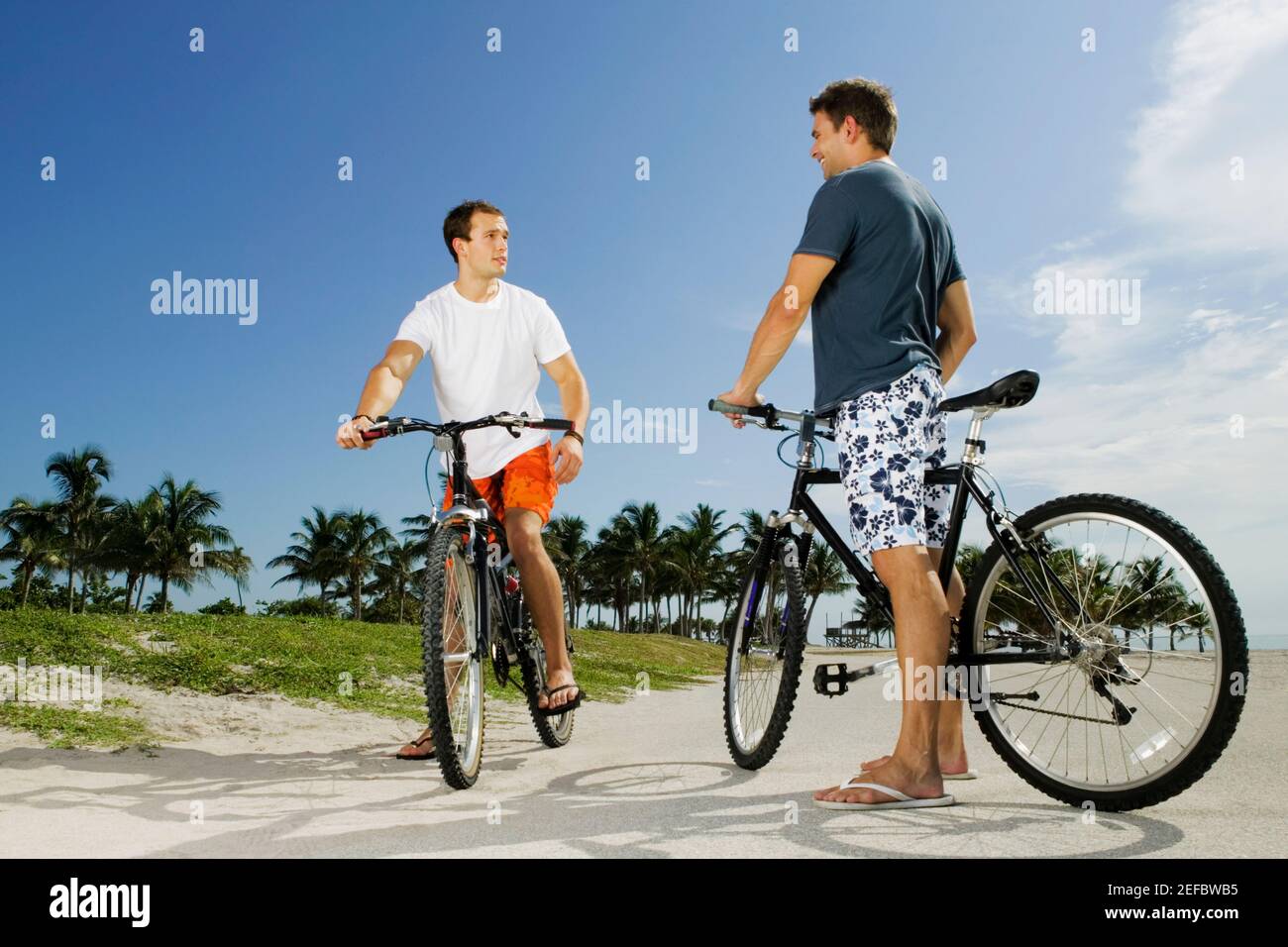 Zwei junge Männer auf Fahrrädern Stockfoto