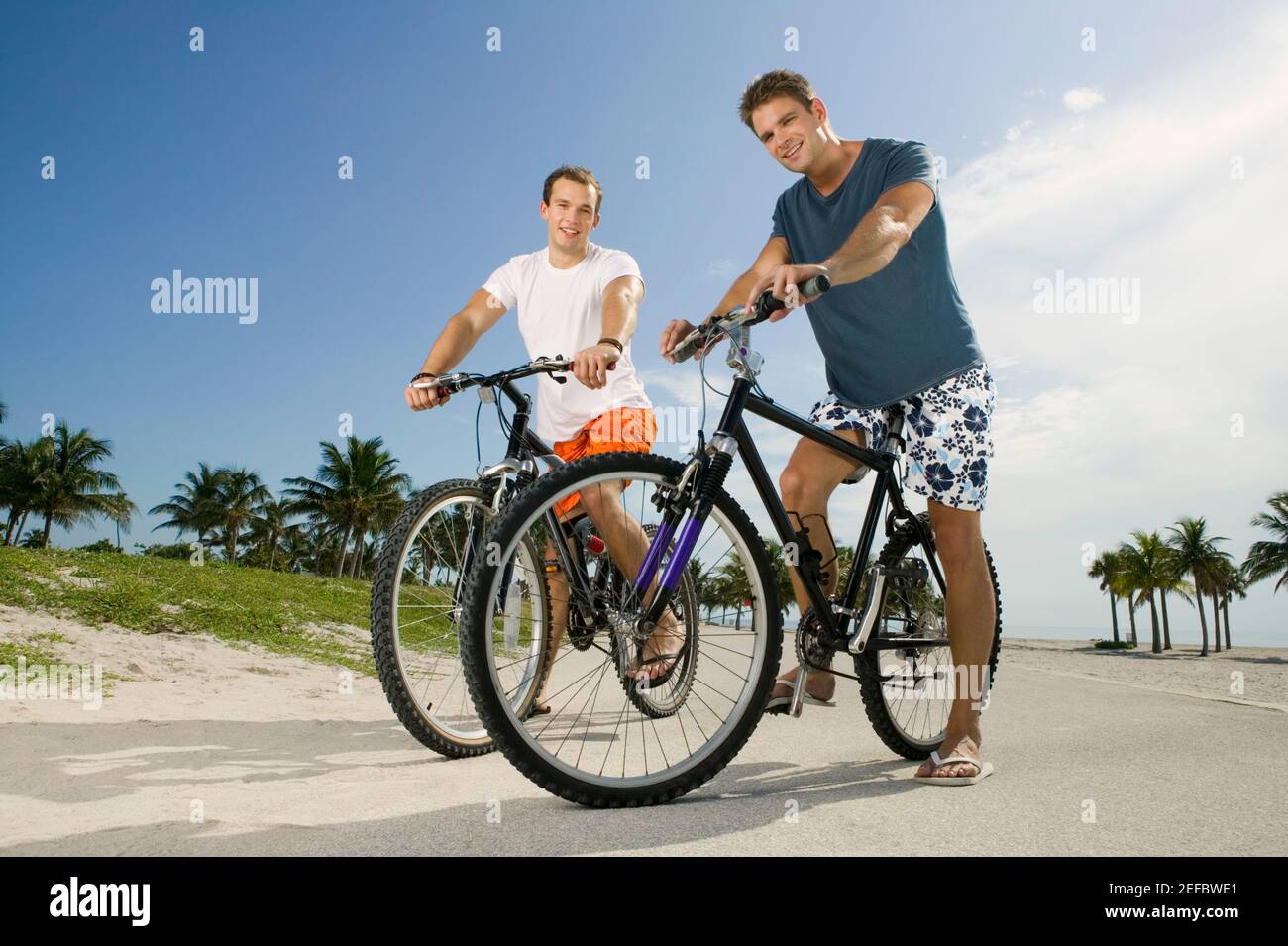 Porträt von zwei jungen Männern mit Fahrrädern Stockfoto