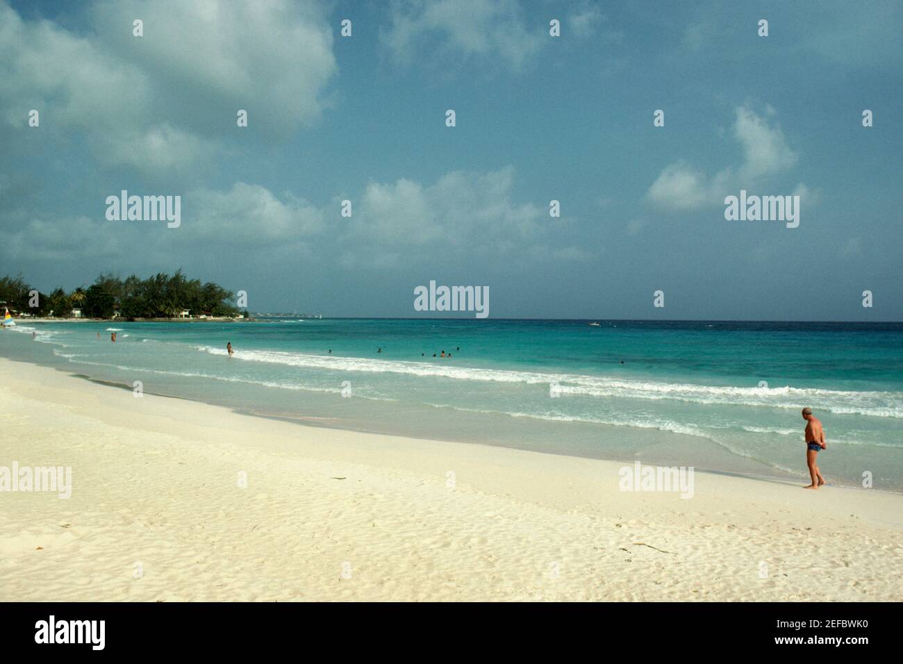 Ein Blick auf St. Lawrence Gap Beach auf der Insel Barbados, Karibik Stockfoto