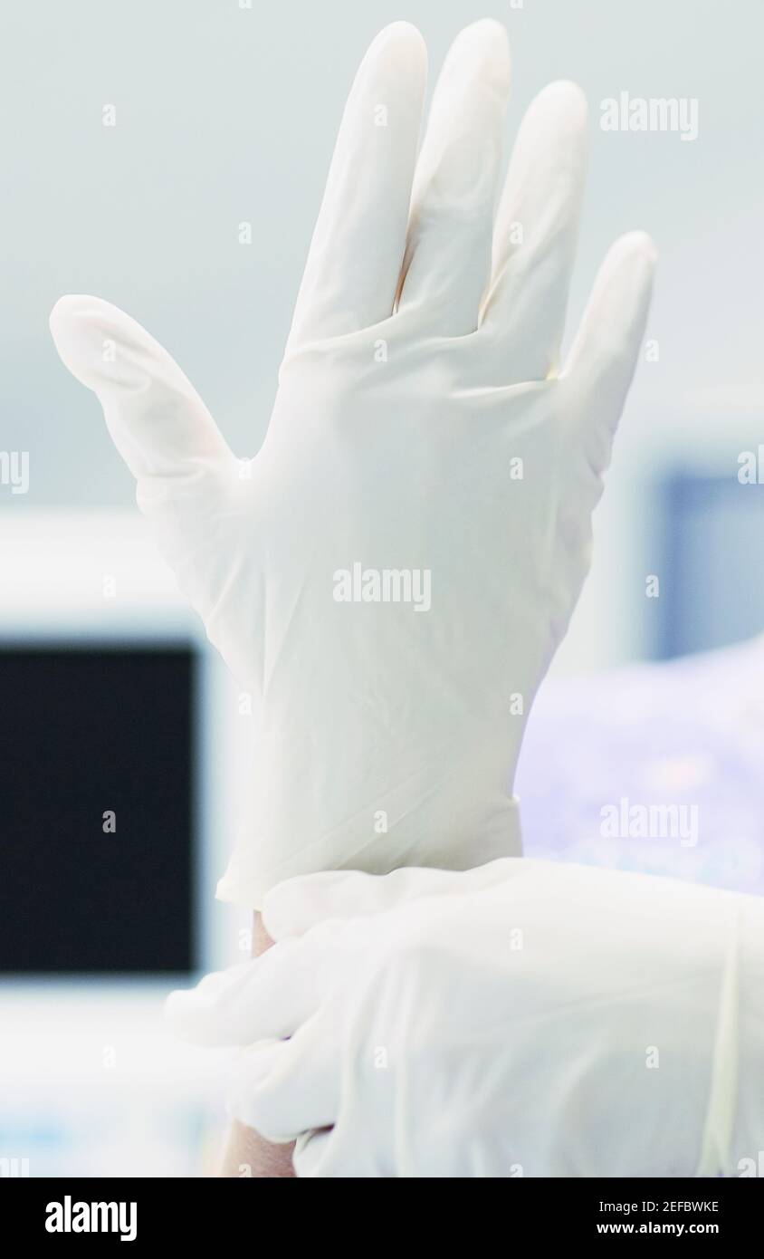 Ärztin, OP-Handschuhe tragen Stockfoto