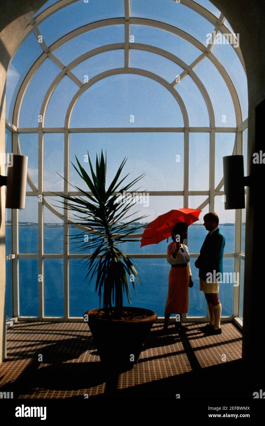 Ein Paar wird gesehen, in der Nähe einer Anlage, Bermuda Portfolio, Bermuda zu unterhalten Stockfoto