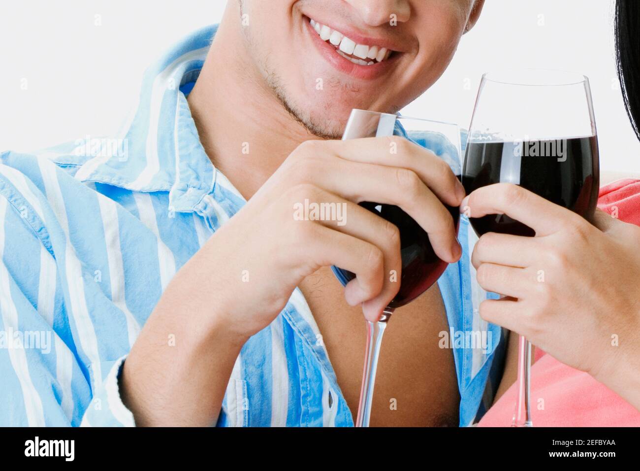 Nahaufnahme eines Mannes und einer Frau beim Toasten mit Weingläsern Stockfoto