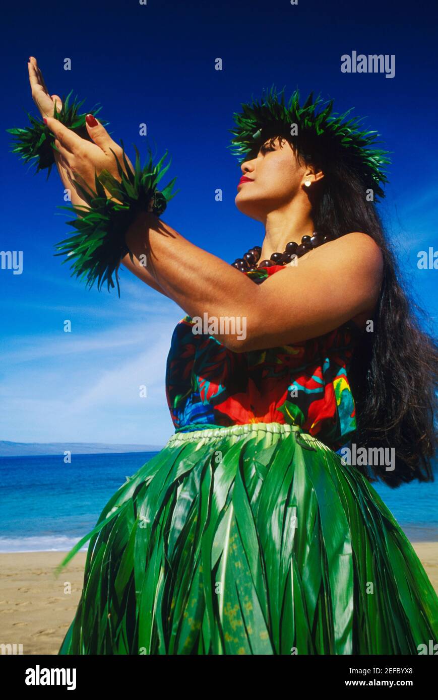 Low-Angle-Ansicht einer Hula-Tänzerin, die am Strand tanzt, Hawaii, USA Stockfoto