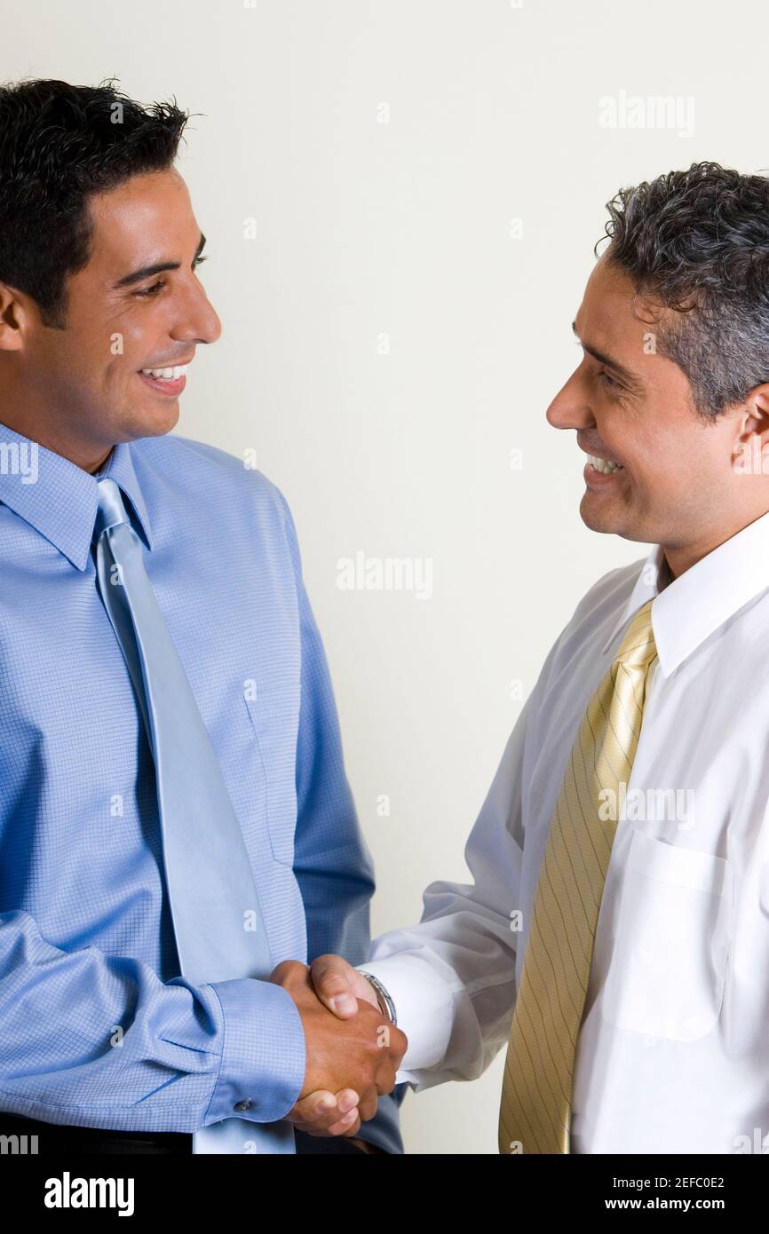Zwei Geschäftsleute Händeschütteln Stockfoto