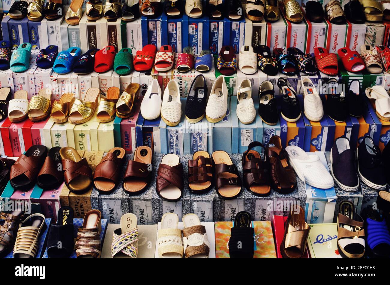 Schuhe an einem Marktstand in Italien ausgestellt Stockfoto