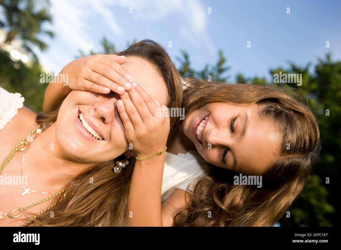 Mädchen bedeckt ihre motherÅ½s Augen Stockfoto