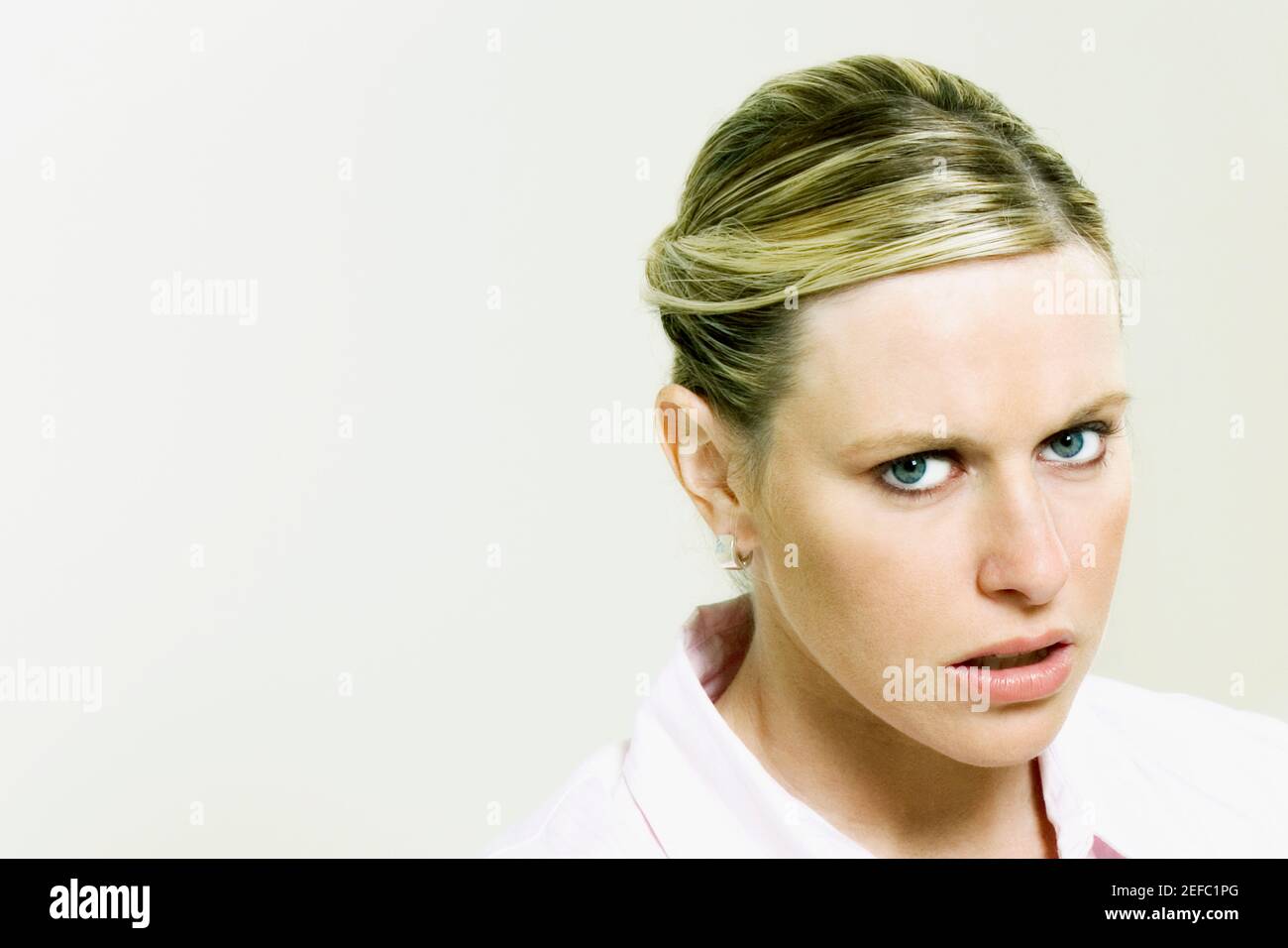 Porträt einer mittleren erwachsenen Frau starrt Stockfoto