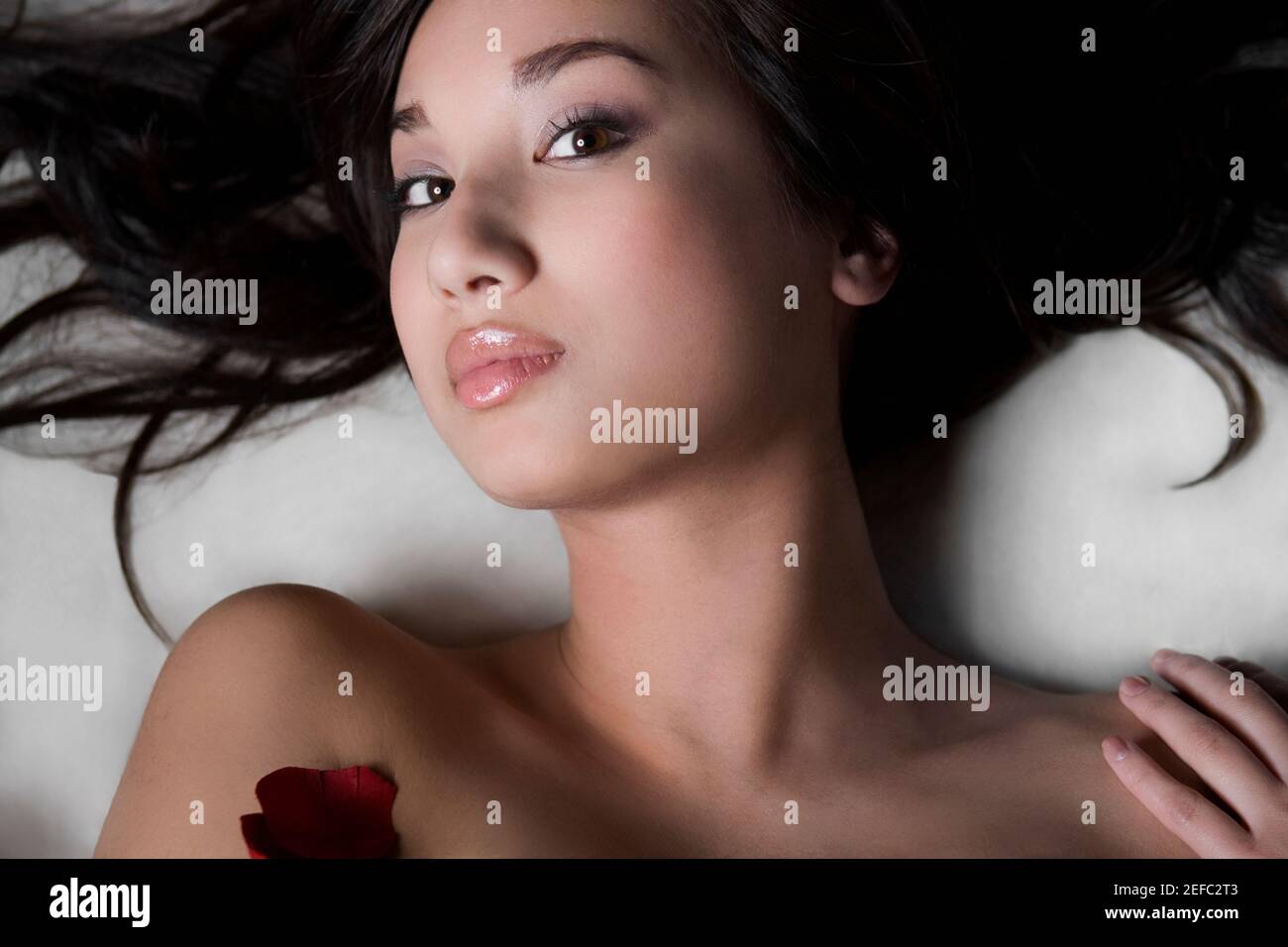 Porträt einer jungen Frau auf einem Massagetisch liegen Stockfoto