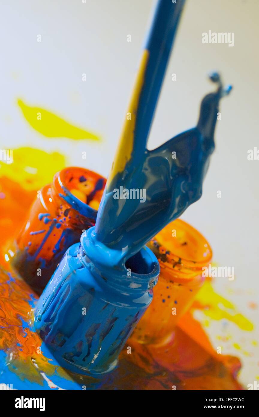 Nahaufnahme eines in eine Flasche Farbe getauchten Pinsels Stockfoto
