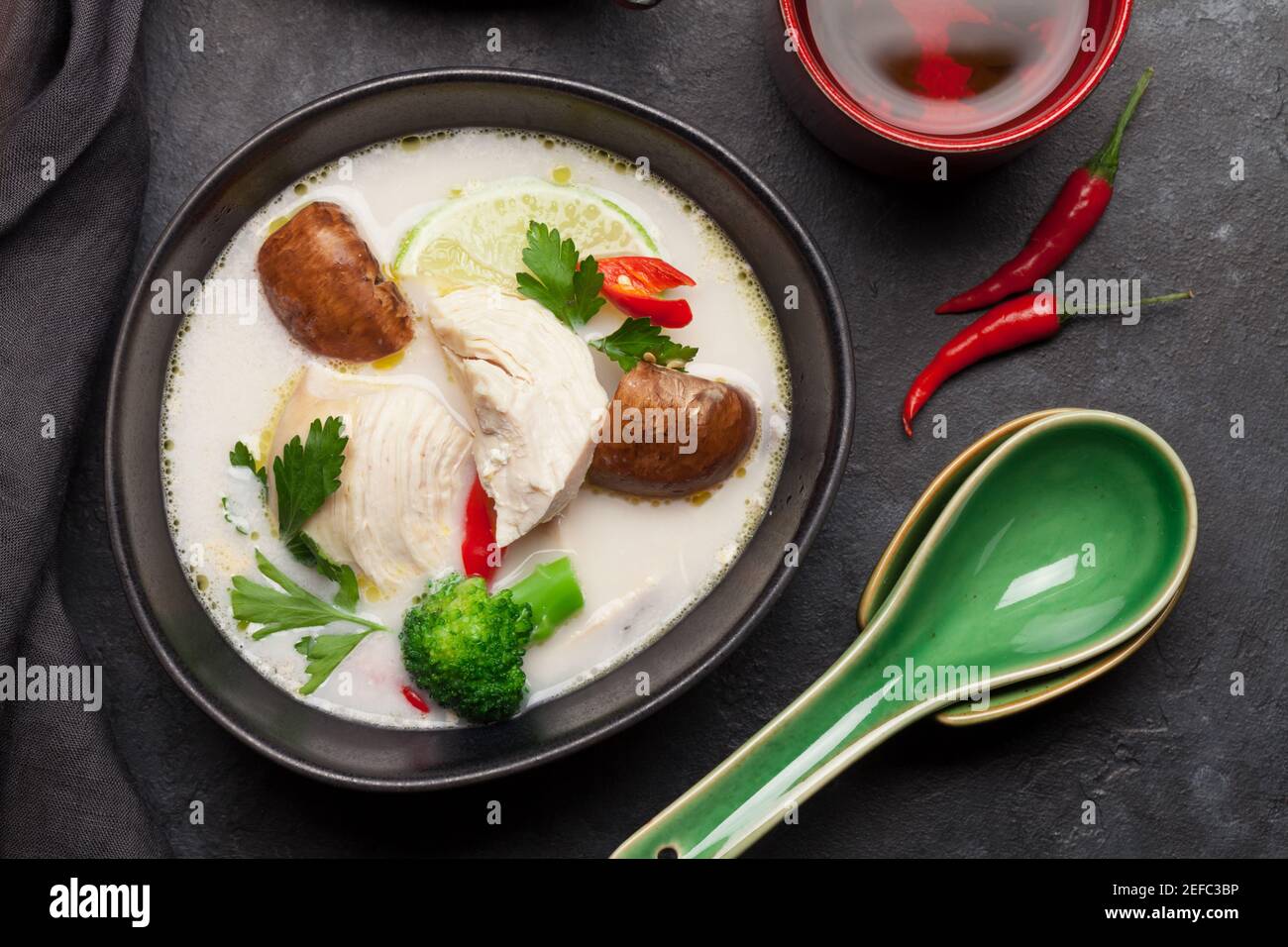 Tom Kha traditionelle thailändische Suppe mit Huhn, Pilzen, Kokosmilch und heißen Gewürzen. Draufsicht Stockfoto